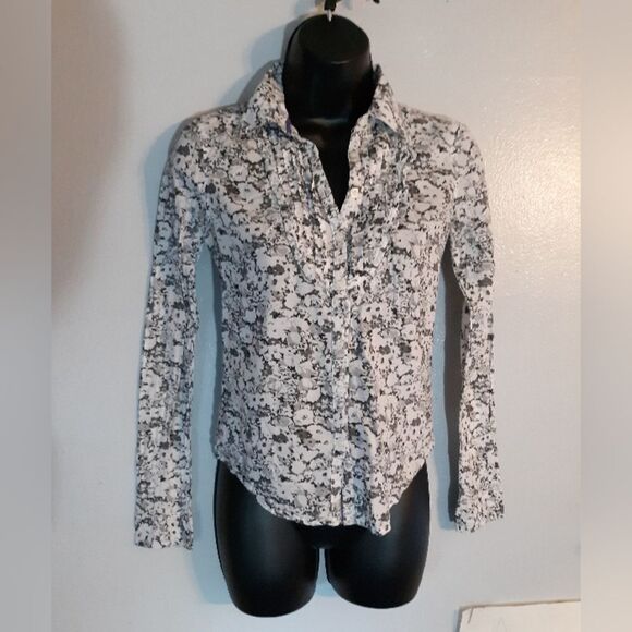Aeropostale gray/white floral button up - Picture 1 of 5